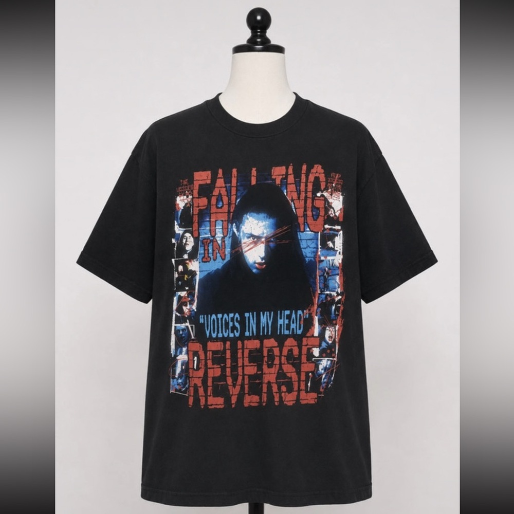 Falling In Reverse "Voices in My Head"
Voice Collage t-shirt Lg